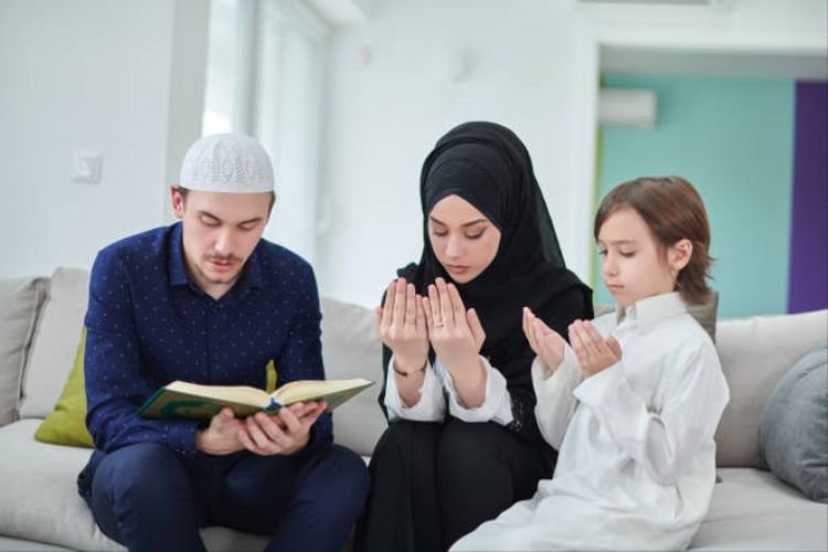 Panduan Parenting: Peran Ayah dan Ibu dalam Pembentukan Karakter Anak dalam Islam
