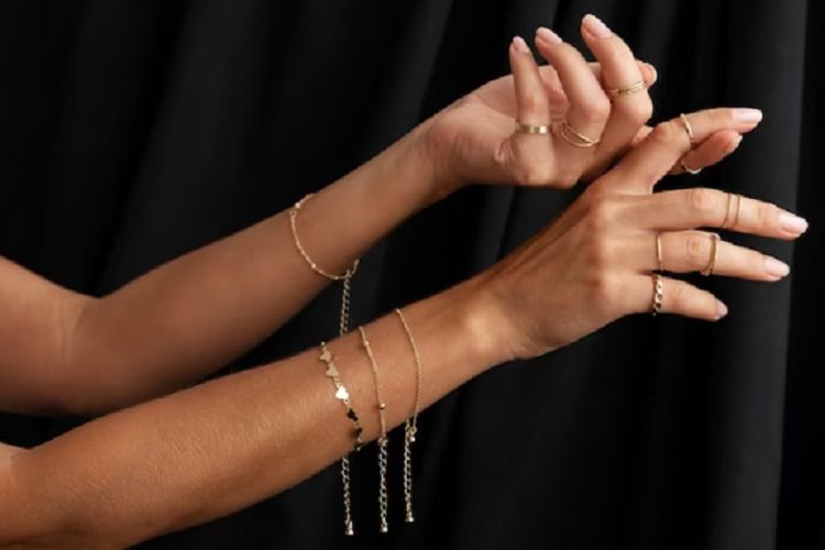 Mitos atau Fakta? Apakah Benar Perhiasan Tidak Boleh Kena Parfum? Cek di Sini