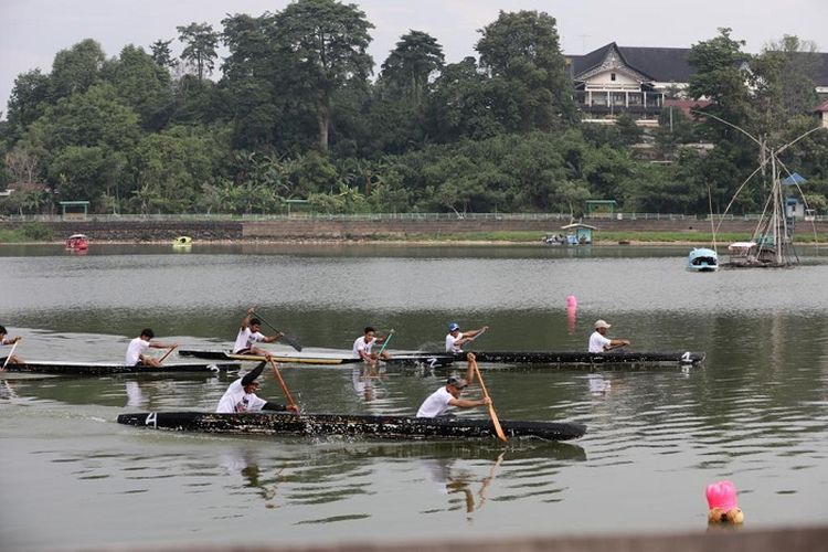 Sukarelawan Mak Ganjar Semarakkan Kemerdekaan dengan Perlombaan Pacu Perahu Tradisional di Jambi