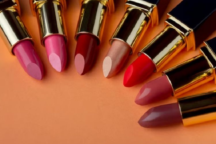 10 Tips Memakai Lipstik untuk Bibir Tipis