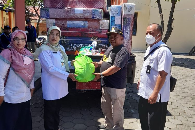 Dinas Kesehatan Kota Tegal Beri Bantuan 50 Paket Personal Hygiene Korban Banjir