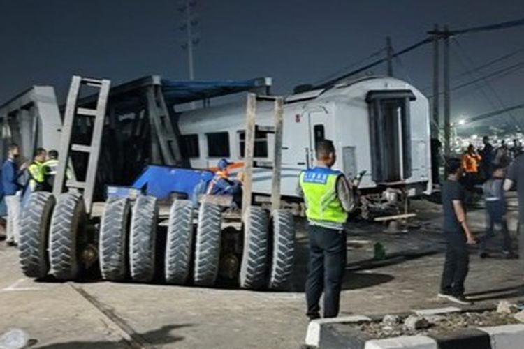 Dampak Kecelakaan KA Brantas Tabrak Kontainer, KAI Minta Maaf Atas Keterlambatan Perjalanan