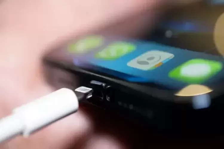 Peringatan Dari Apple, Jangan Tidur Disamping Hp yang Dicas