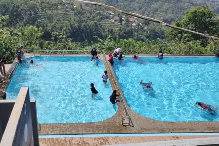 KOLAM RENAN: Sejumlah wisatawan bermain di kolam renang Soko Langit, Desa Conto, Kecamatan Bulukerto, Kabupaten Wonogiri, Minggu (13/6). Foto: SMN/Khalid Yogi (Khalid Yogi)