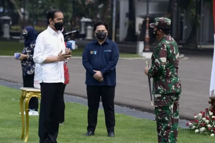 Presiden Jokowi berbincang dengan Panglima TNI dan Menteri BUMN pada Peluncuran Paket Obat Isoman Gratis untuk Rakyat, di halaman depan Istana Merdeka, Jakarta, Kamis (15/07/2021) pagi.  Sumber: https://setkab.go.id/menteri-bumn-pastikan-ketersediaan-obat-bagi-pasien-covid-19/