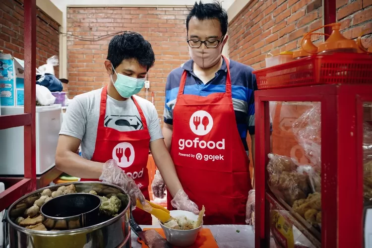 Mitra GoFood menerapkan protokol kesehatan selama pandemi Covid-19. (Dok. Gojek)