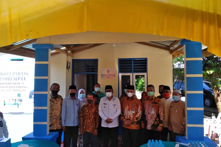 Perumda Air Minum Kota Padang meresmikan rumah hasil kegiatan bedah rumah yang telah selesai dibangun Intake Kampung Koto