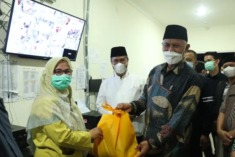 Gubernur Buaya Mahyeldi menyerahkan bingkisan bagi Nakes di RSUD Ahmad Muchtar Bukittinggi.  Ist