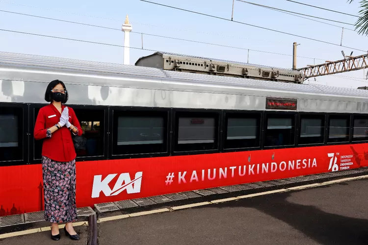 Livery khusus pada Lokomotif dan Kereta untuk memeriahkan peringatan Hari Ulang Tahun ke-76 Kemerdekaan Republik Indonesia./Humas PT KAI Daop 4 Semarang/ (Humas PT KAI Daop 4 Semarang)
