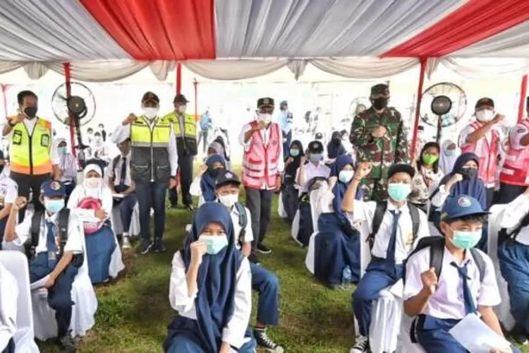Kemenhub bersama TNI AU mengadakan vaksinasi masal di Sekolah Transportasi