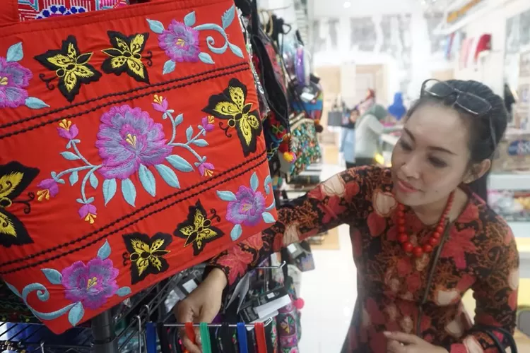 Dewi Harti Nugrahani memperlihatkan hasil bordir khas Tasikmalaya yang siap go internasional. Foto: PT Pertamina