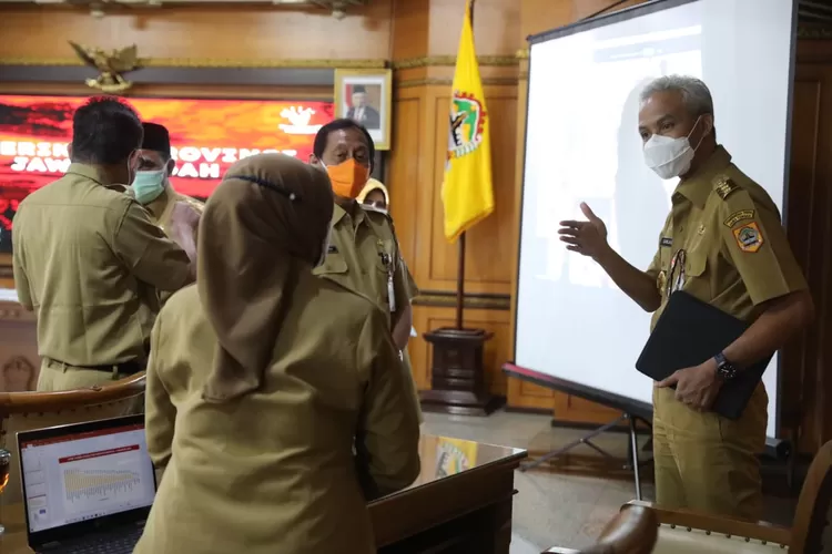 Gubernur Ganjar Pranowo memimpin Rapat Penanganan Covid-19 dengan Kabupaten/Kota se Jawa Tengah melalui zoom, Senin (2/8)./jatengprov/