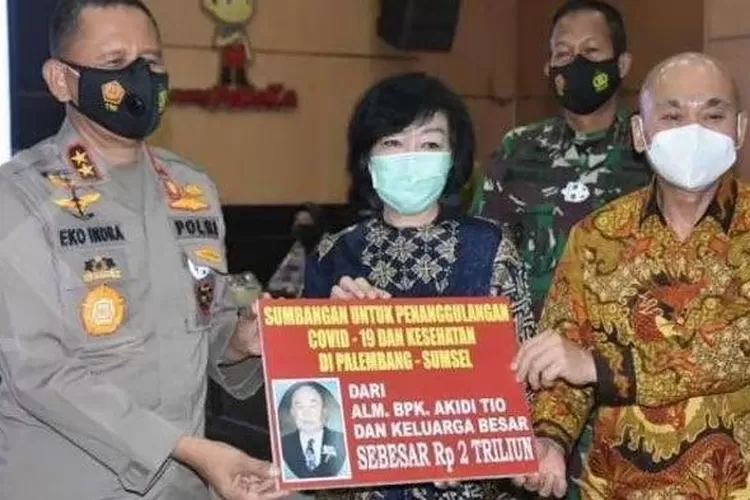 Proses penyerahan secara simbolik bantuan Rp2 triliun, Senin lalu (26/7/2021). Penyerahan itu dilakukan keluarga pengusaha Akidi Tio kepada Kapolda Sumsel Irjen Pol Eko Indra Heri. (Dok Polda Sumsel)