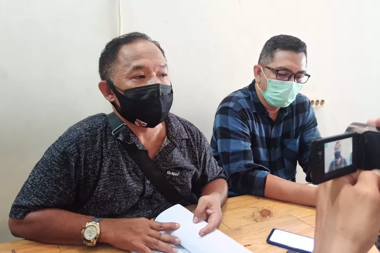 Tim Kuasa Hukum Putut Sutopo, Budi Kiyatno saat memberikan keterangan pers ke awak media./Arif Nugroho/