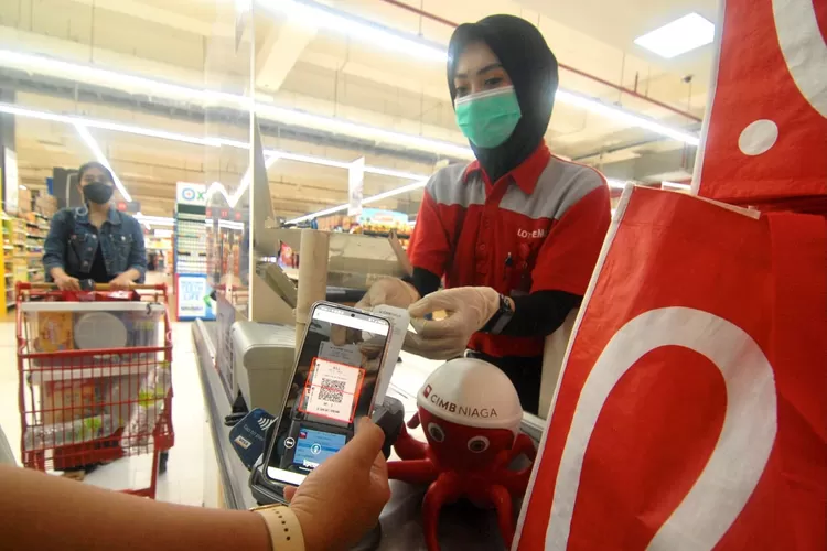 Scan QRIS OCTO Mobile memudahkan transaksi belanja di masa PPKM.  (Foto: CIMB Niaga)