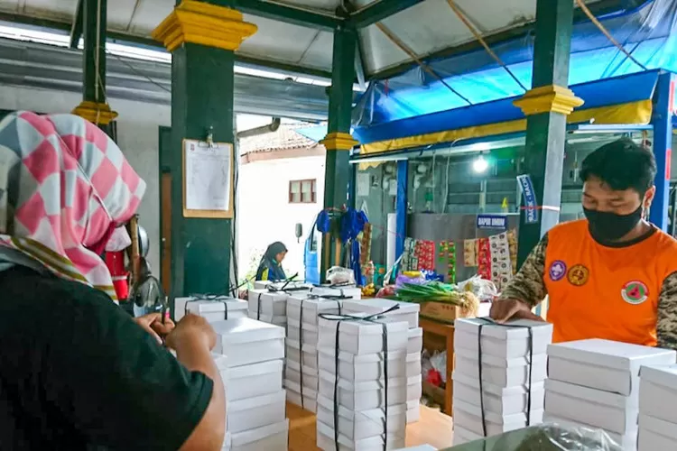 Arsip Foto - Petugas dapur umum Kota Yogyakarta menyiapkan makanan untuk pasien Covid-19 yang menjalani isolasi di selter.  (HO-Dinas Sosial Tenaga Kerja dan Transmigrasi Yogyakarta)