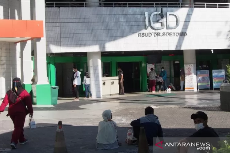 Suasana di depan Gedung IGD RSUD Dr Soetomo beberapa waktu lalu.  (ANTARA/Hanif Nashrullah)