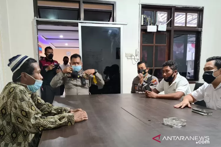 Pelaku AB (kiri) diinterogasi polisi terkait tindakannya yang memberikan makanan ringan yang berisi benda tajam di Mapolres Jember, Selasa (3/8/2021).  (ANTARA/HO-Polres Jember)