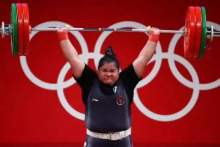 Lifter Indonesia Nurul Akmal saat bertanding di kelas +87kg putri Olimpiade Tokyo 2020 di Tokyo International Forum, Tokyo, Jepang, 2 Agustus 2021. (ANTARA/REUTERS/EDGARD GARRIDO)