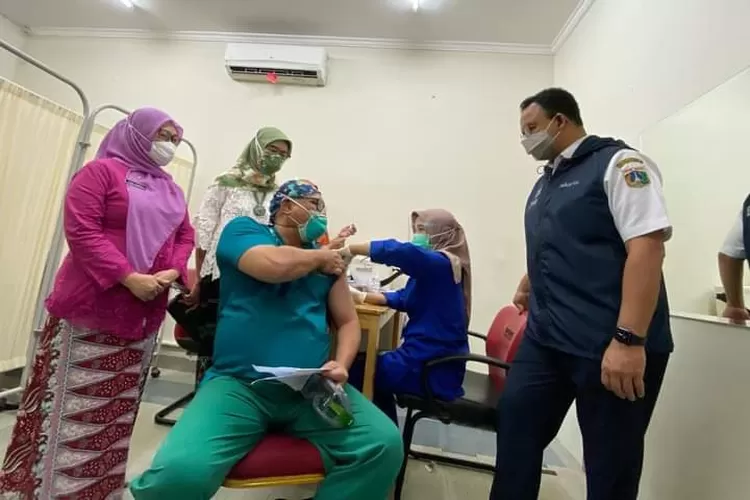 Gubernur DKI Jakarta Anies Baswedan meninjau vaksinasi Covid-19 dosis ketiga bagi para nakes, Jumat (6/8/2021). (Foto: Humas Pemprov DKI Jakarta)
