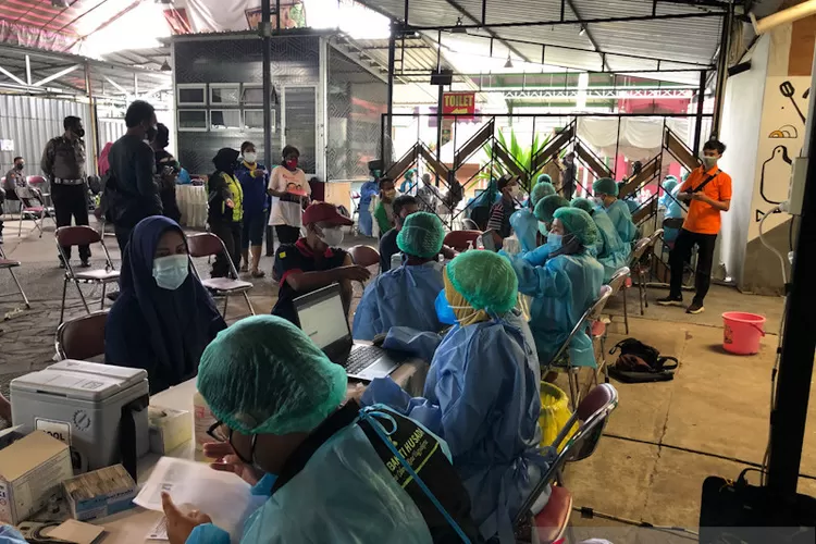 Vaksinasi COVID-19 kepada warga di Kota Yogyakarta yang digelar di XT-Square, 2 Agustus 2021 (ANTARA/Eka AR)