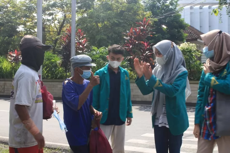 Belasan mahasiswa UIN Syaifuddin Zuhri Purwokerto mendadak turun ke jalan, Jumat (6/8).