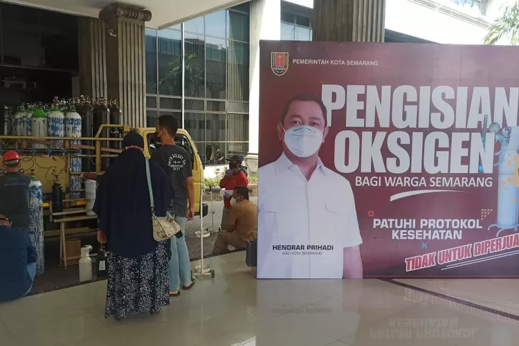 Masyarakat saat melakukan isi ulang tabung oksigen gratis di Hall Balaikota Semarang./Arif Nugroho