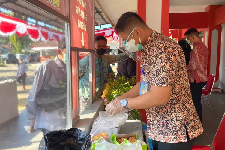 Petugas lapas Kelas 1 Semarang saat menemukan HP didalam bungkusan makanan./InfoPas/