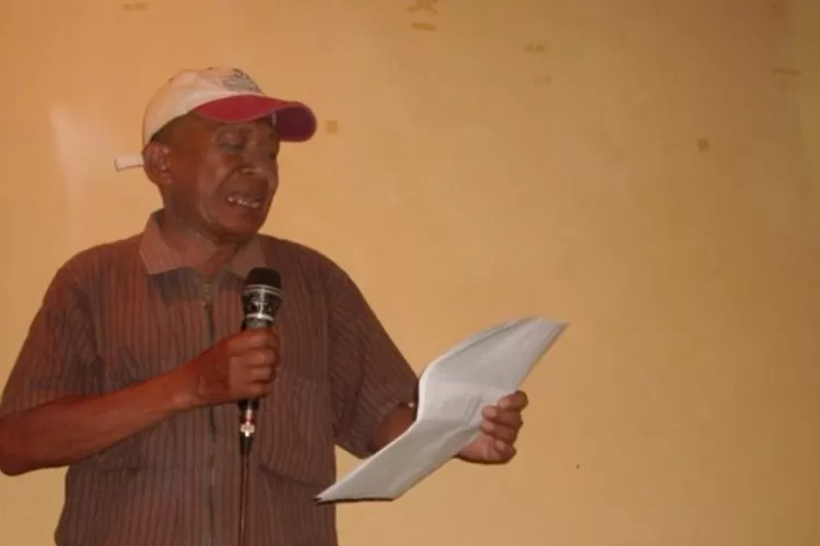 Foto Dok Sastrawan Akhudiat membacakan karyanya saat semasa hidupnya dulu.  (ANTARA/Hanif Nashrullah)