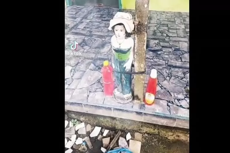 Tangkapan layar video warga desa kompak pasang patung orang-orangan untuk usir pagebluk /Tiktok @Ajeng Rafa/