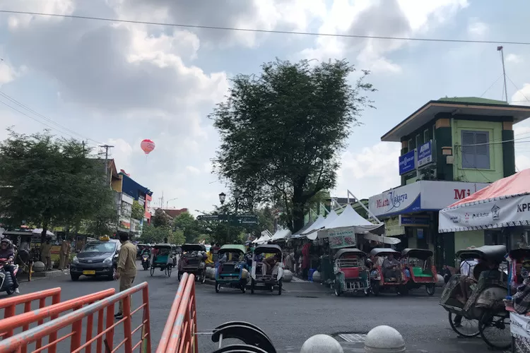 Dokumentasi - Suasana di pintu masuk sisi barat Pasar Beringharjo Yogyakarta, (1/6/21) ((Eka AR))