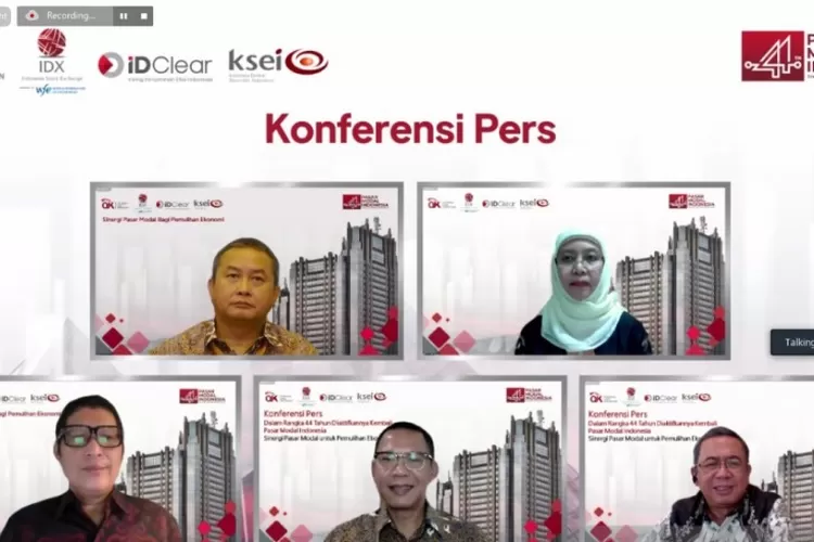 Tangkapan layar Kepala Eksekutif Pengawas Pasar Modal Otoritas Jasa Keuangan (OJK) Hoesen (kiri atas) bersama direksi SRO memberikan paparan dalam jumpa pers acara Peringatan 44 Tahun Diaktifkannya Kembali Pasar Modal Indonesia di Jakarta, Selasa (ANTARA/Citro Atmoko)
