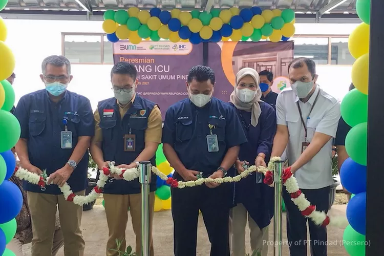 Direktur Utama PT Pindad (Persero), Abraham Mose didampingi jajaran direksi PT Pindad (Persero), Direksi PT PEI, Direksi PT Pindad Medika Utama (PMU) melakukan peresmian 10 ruangan ICU di Rumah Sakit Pindad pada Selasa, 10 Agustus 2021. Foto: BUMN 