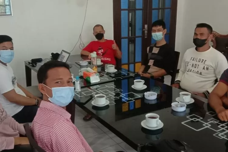 Ketua DPRD Demak, H. Sri Fahrudin Bisri Slamet, S.E., sambut keluhan makam tenggelam warga Dukuh Timbulsloko saat hadir ke rumah dinasnya, Rabu, 11 Agustus 2021. /Doc. Pribadi Demak Bicara/