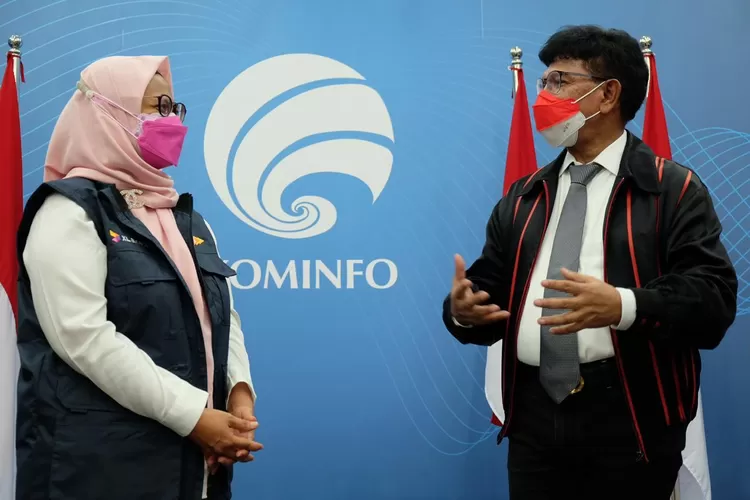 Menkominfo Johnny G Plate berbincang dengan Presiden Direktur dan CEO XL Axiata Dian Siswarini (kiri) setelah penyerahan SKLO atas lolosnya ULO XL Axiata menggelar jaringan 5G di Indonesia di Kantor Kementerian Kominfo, Kamis (12/8/2021).  (Foto: XL Axiata)