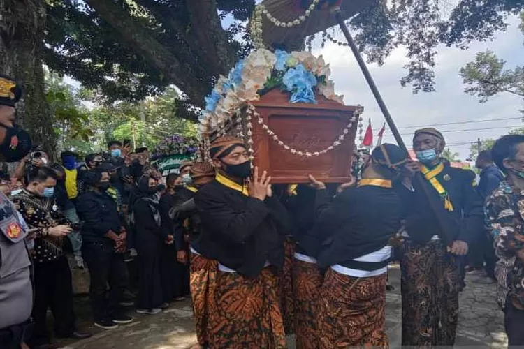 Kerabat Pura Mangkunegaran saat mengangkat peti Jenazah Kanjeng Gusti Pangeran Adipati Ario (KGPAA) Mangkunegara IX, di pelataran Astana Girilayu Kecamatan Matesih Karanganyar, Jateng, Minggu (15/8/2021). (FOTO ANTARA/Bambang Dwi Marwoto)