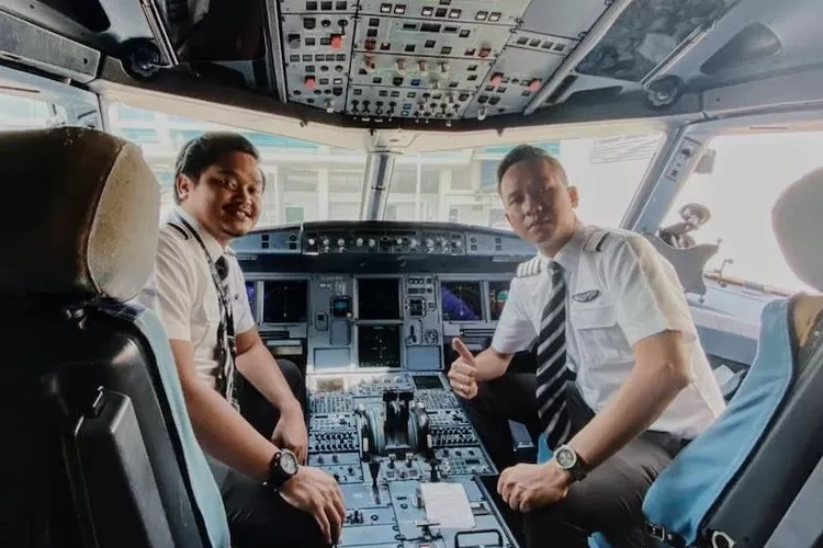 Pilot maskapai penerbangan Air Asia, Kapten Pandu Silvanto (kanan) dan Kapten Bhisma Bagaskara ((ANTARA/HO-Pandu))