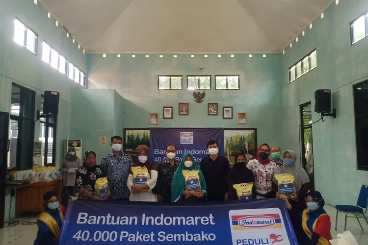 Indomaret menyerahkan bantuan sembako untuk warga Kota Cirebon.