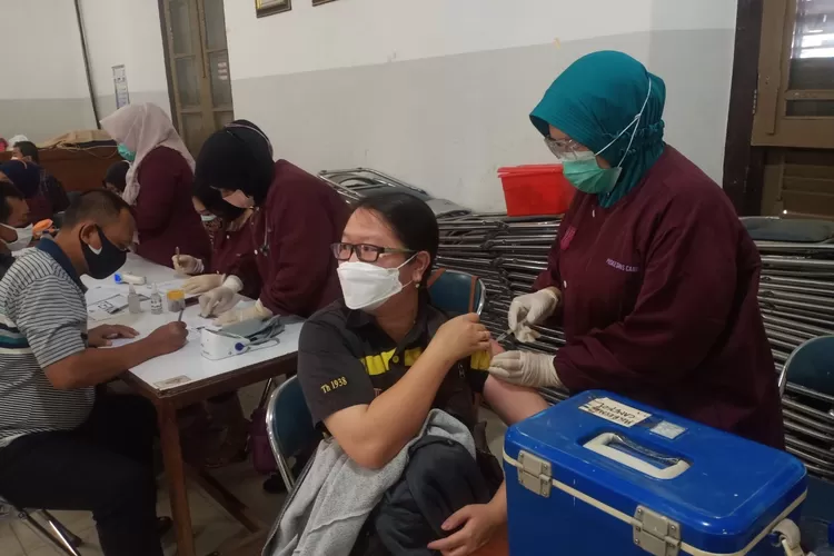 Kegiatan vaksinasi yang dilakukan Gereja Santo Yusuf dan Polres Cirebon Kota. 