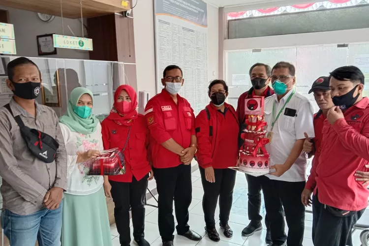 Pengurus DPC PDI Perjuangan Kota Cimahi didampingi Kepala Puskesmas Citeureup Kota Cimahi memberikan cinderamata untuk para tenaga medis  (Foto: Istimewa - Uwo)