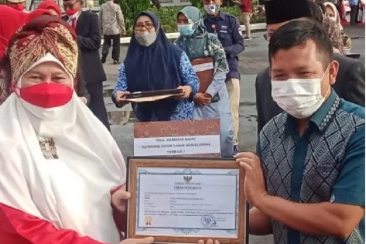 Ketua Pokdarwis Beringin Sakti, Hendra saat menerima penghargaan pemenang Wana Lestari tingkat Sumbar.