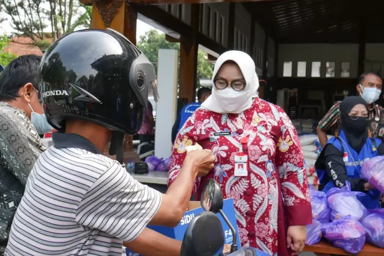 Pemkab Sragen menyerahkan bantuan untuk menekan dampak pandemi dengan sistem drive thru. Foto: Humas Prov Jawa Tengah.