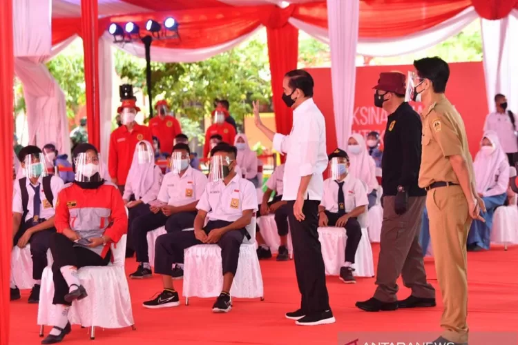 Presiden Jokowi saat meninjau vaksinasi COVID-19 bagi pelajar di di SMPN 3 Mejayan, Kabupaten Madiun, Jawa Timur, Kamis (19/8/2021). (Foto: Dok BIN)