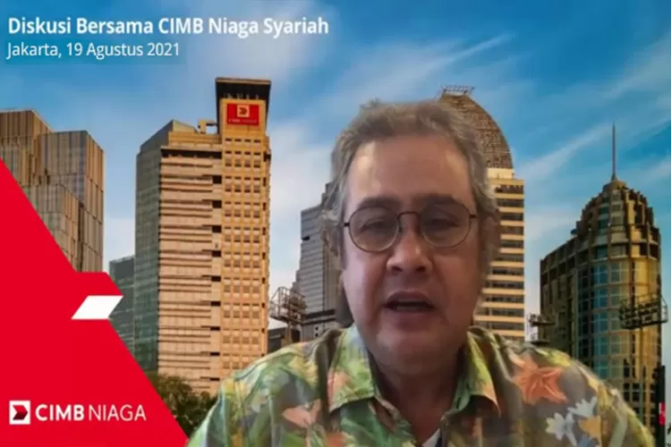 Tangkapan layar Direktur Syariah Banking CIMB Niaga Pandji P Djajanegara dalam diskusi bersama media secara daring, Kamis (19/8/2021). (CIMB Niaga)