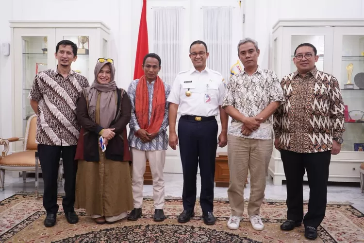Fadli Zon bersama Neno Waeisman saat mendampingi perwakilan warga Kampung Bayam bertemu Gubernur Anies Baswedan. Foto Twitter @fadlizon