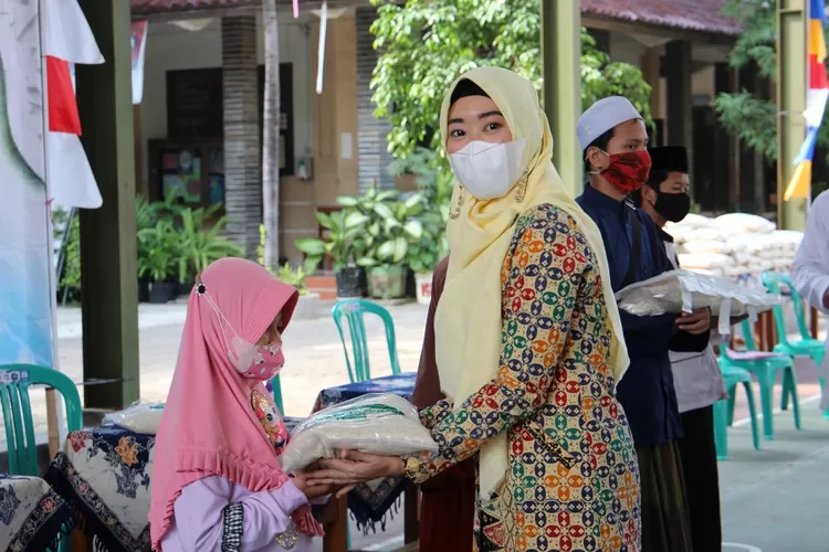 Istri Walikota Pekalongan Bagikan Santunan Kepada 86 Anak Yatim Piatu SD dan SMP./pekalongankota.go.id/dok