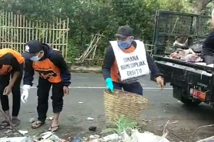 Aktivis dan Pegiat Lingkungan Hidup KBB bersama masyarakat Parongpong Gotong-royong membersihkan sampah sepanjang Jl. Sersan Bajuri, Parongpong (Foto: Istimewa-Uwo)
