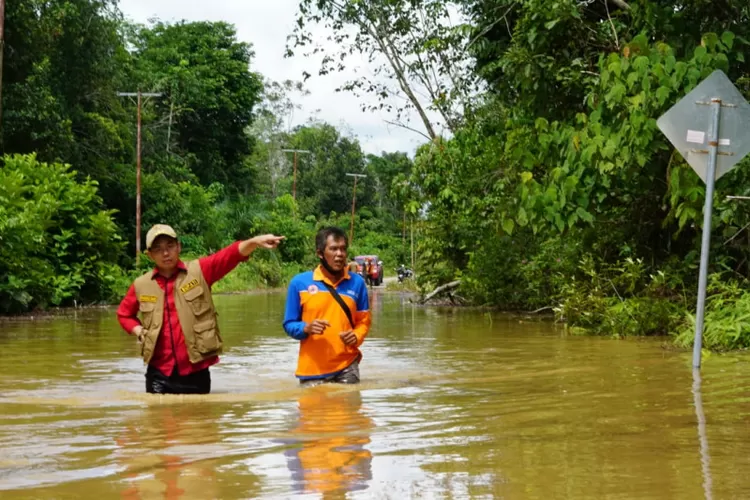 Bupati Kapuas Hulu Fransiskus Diaan (pakaian rompi) saat meninjau kondisi banjir di daerah Mendalam Kecamatan Putussibau Utara wilayah Kapuas Hulu Kalimantan Barat.  (ANTARA/HO-Humas Setda Kapuas Hulu)