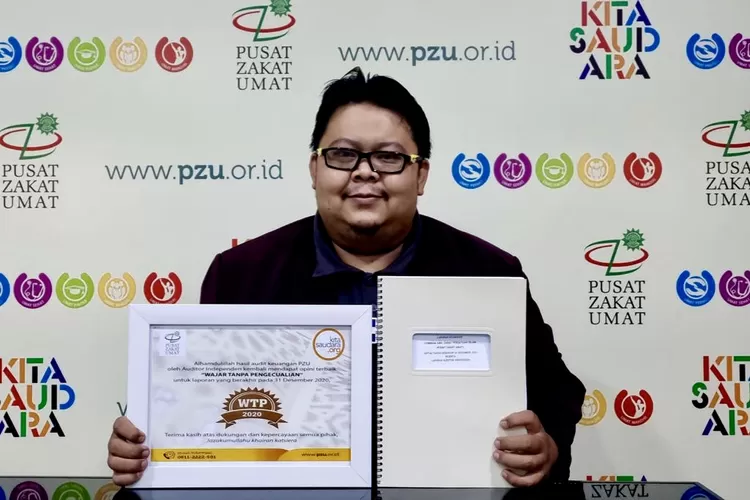 Direktur Eksekutif Pusat Zakat Umat Angga Nugraha memperlihatkan penghargaan WTP - Foto Dokumentasi PZU
