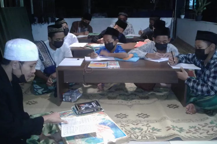 Anak-anak di RTA Rendeng Kulon Timbulharjo Sewon Bantul tetap semangat mengaji meski masih pandemi.  (Istimewa)